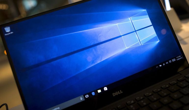 Ordenador portatil que muestra el nuevo Windows 10.