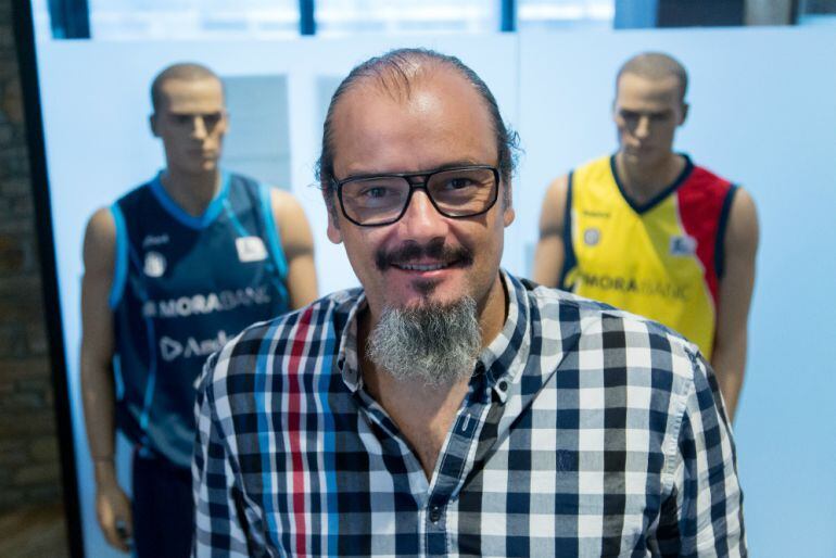 Francesc Solana amb les dues equipacions del Morabanc Andorra