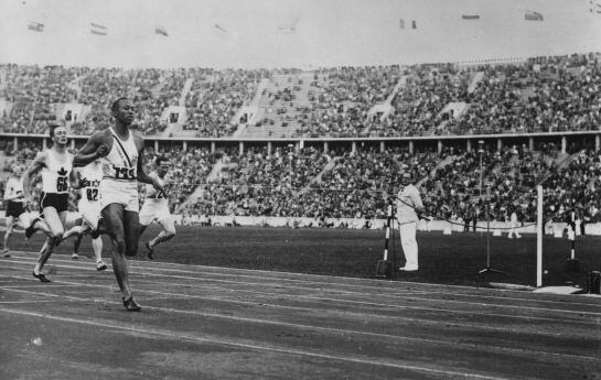 Jesse Owens gana el oro en Berlín