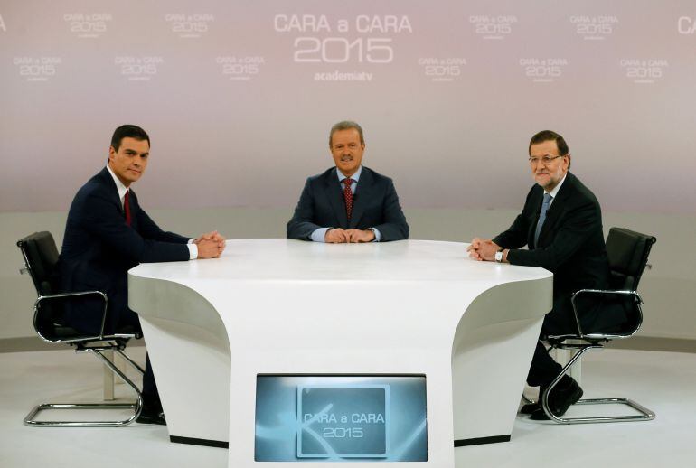 Pedro Sánchez y Mariano Rajoy, con el moderador Manuel Campo Vidal en el centro, momentos antes del inicio del debate