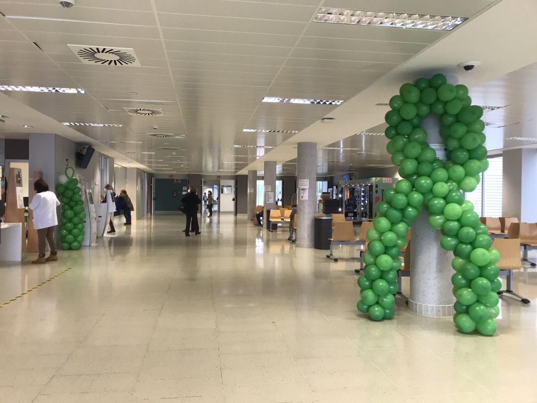 Lazos verdes con motivo del Día Mundial contra el Cáncer en el hospital comarcal  