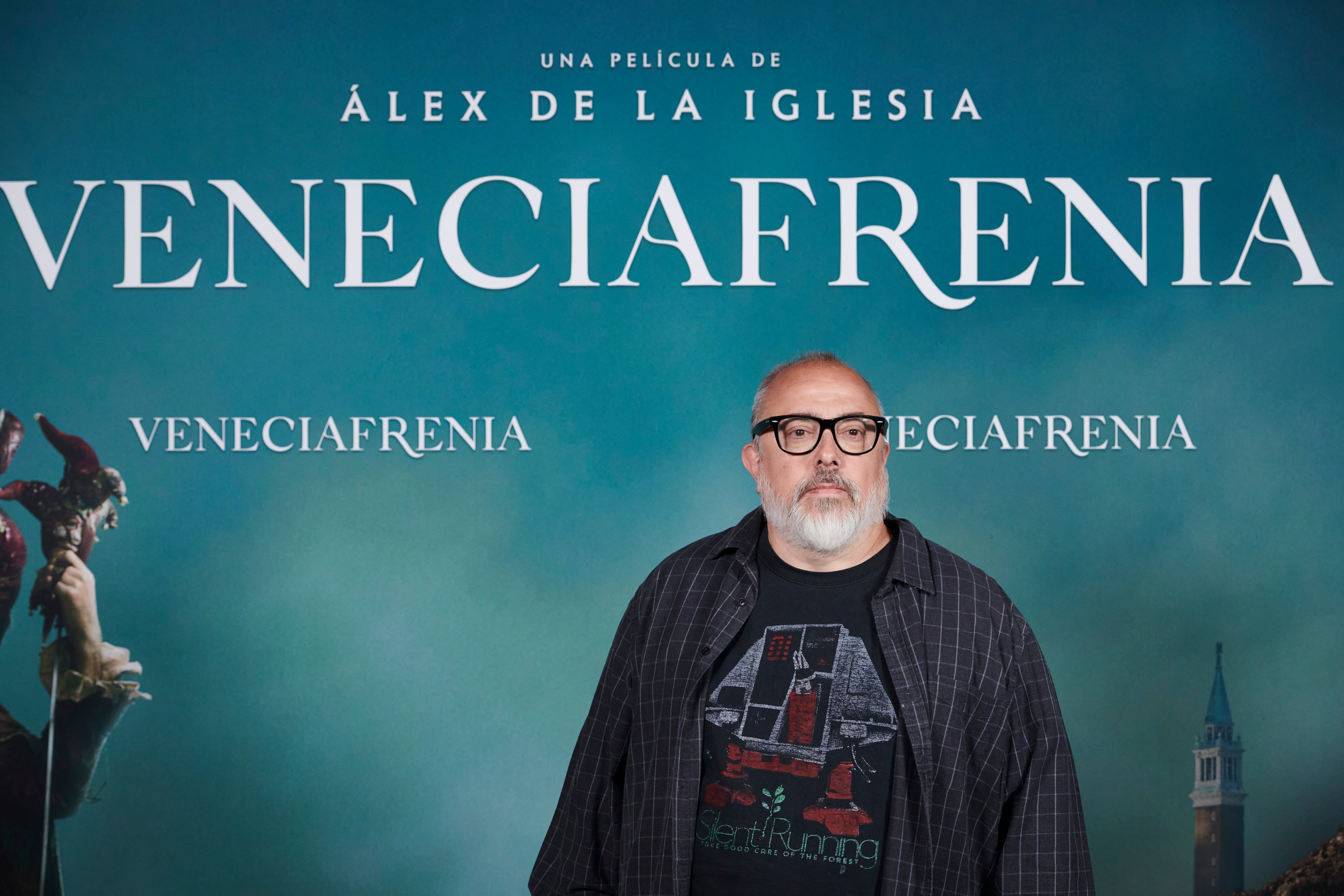 El director, productor y guionista de cine español y director de &quot;Veneciafrenia&quot; Álex de la Iglesia (i) asiste al estreno de la nueva película de terror, &quot;Veneciafrenia&quot;,