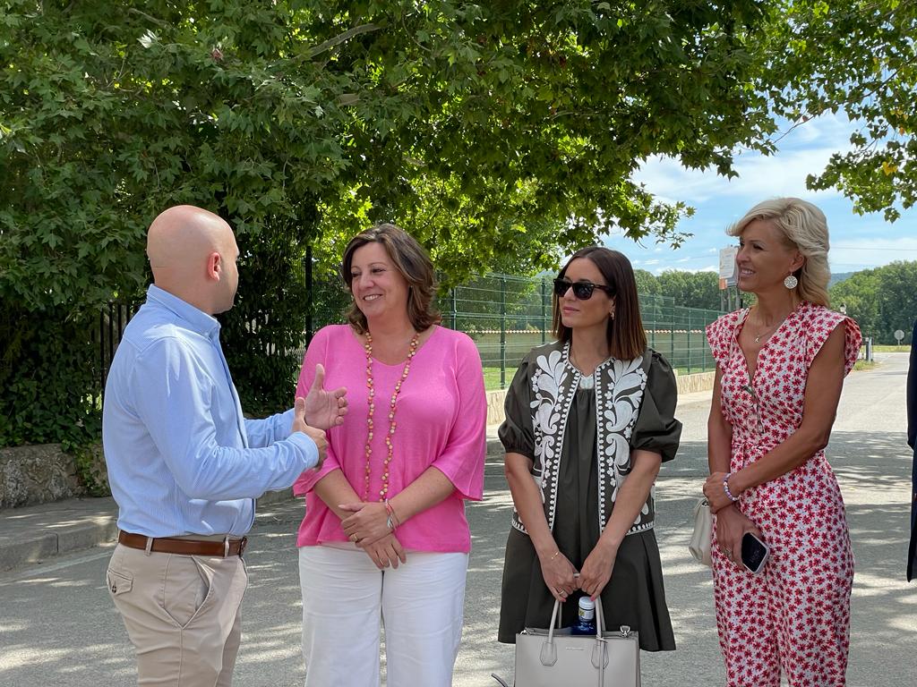 La consejera Patricia Franco durante su visita al Camping Caravanig en Cuenca
