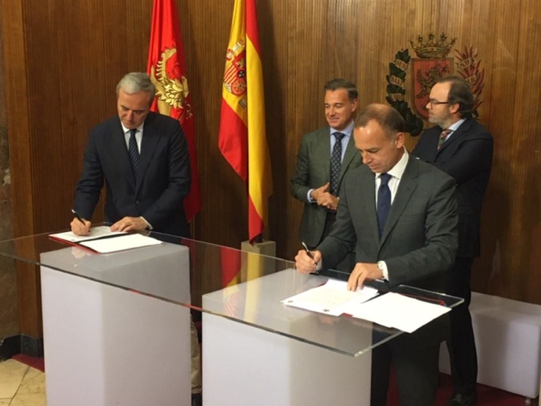 Firma entre el Ayuntamiento de Zaragoza y el Real Zaragoza