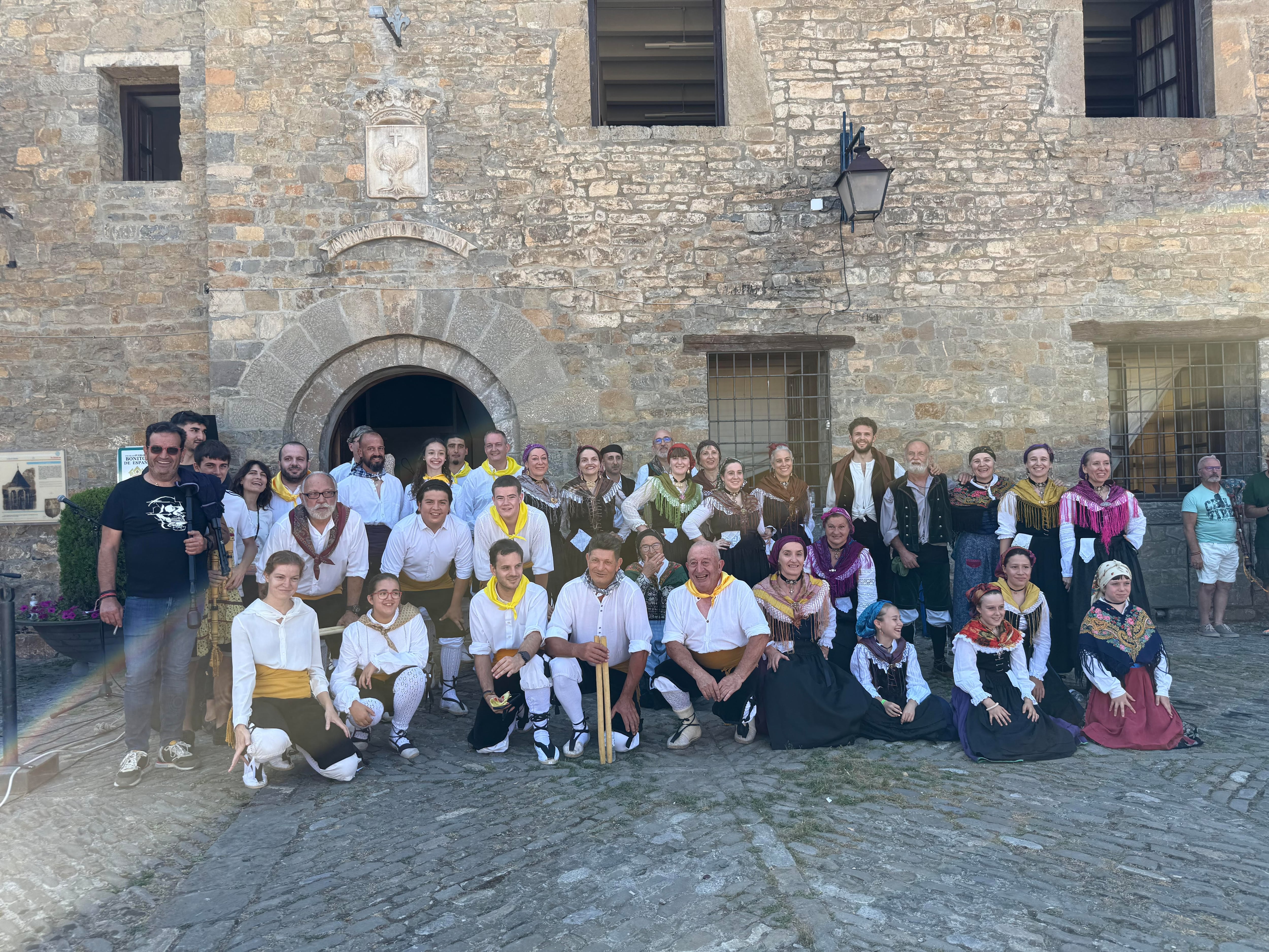 Foto de familia bailes tradicionales de Sobrarbe.
