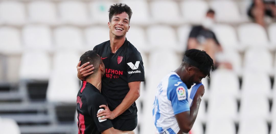 Óliver Torres celebra uno de sus goles en Butarque