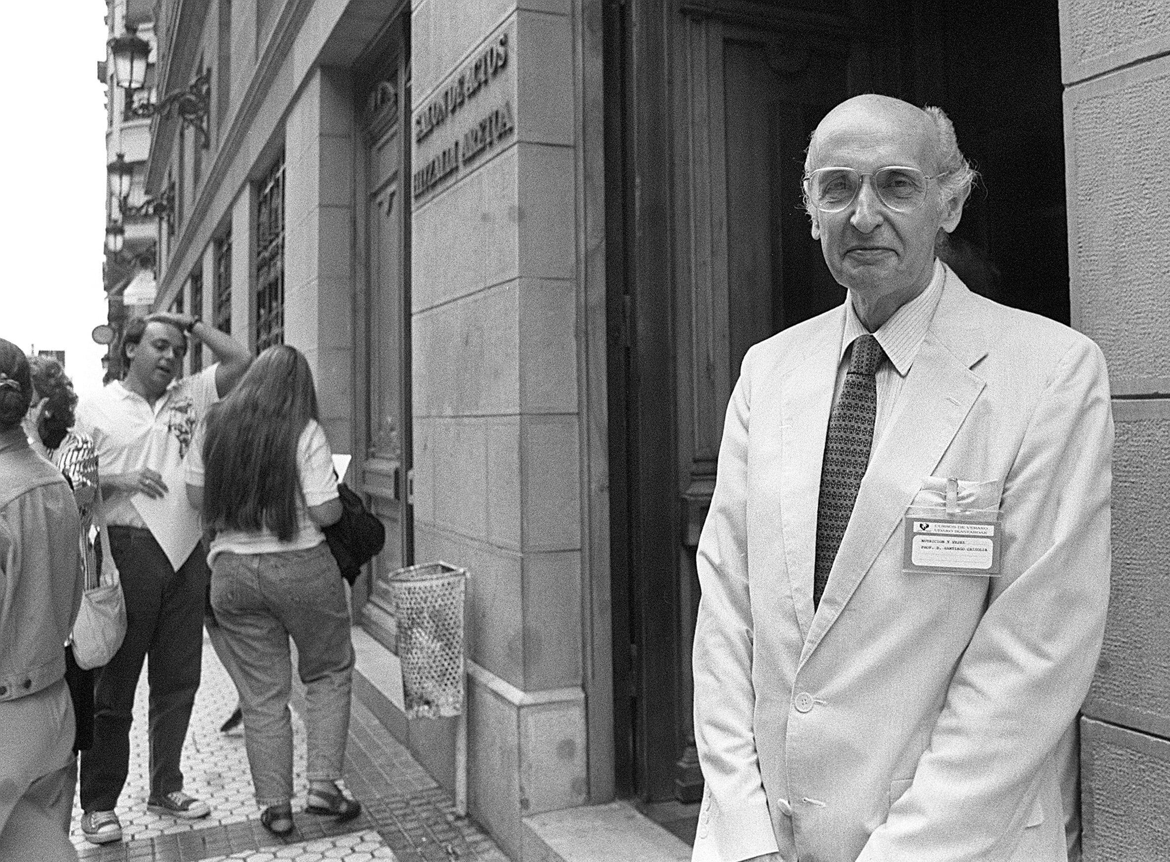 San Sebastián, 1992. El profesor Santiago Grisolia, de la Fundación valenciana de Estudios Avanzados, tras la conferencia sobre &quot;Nutrición y procesos de envejecimiento&quot;, pronunciada con motivo de los cursos de verano de San Sebastián