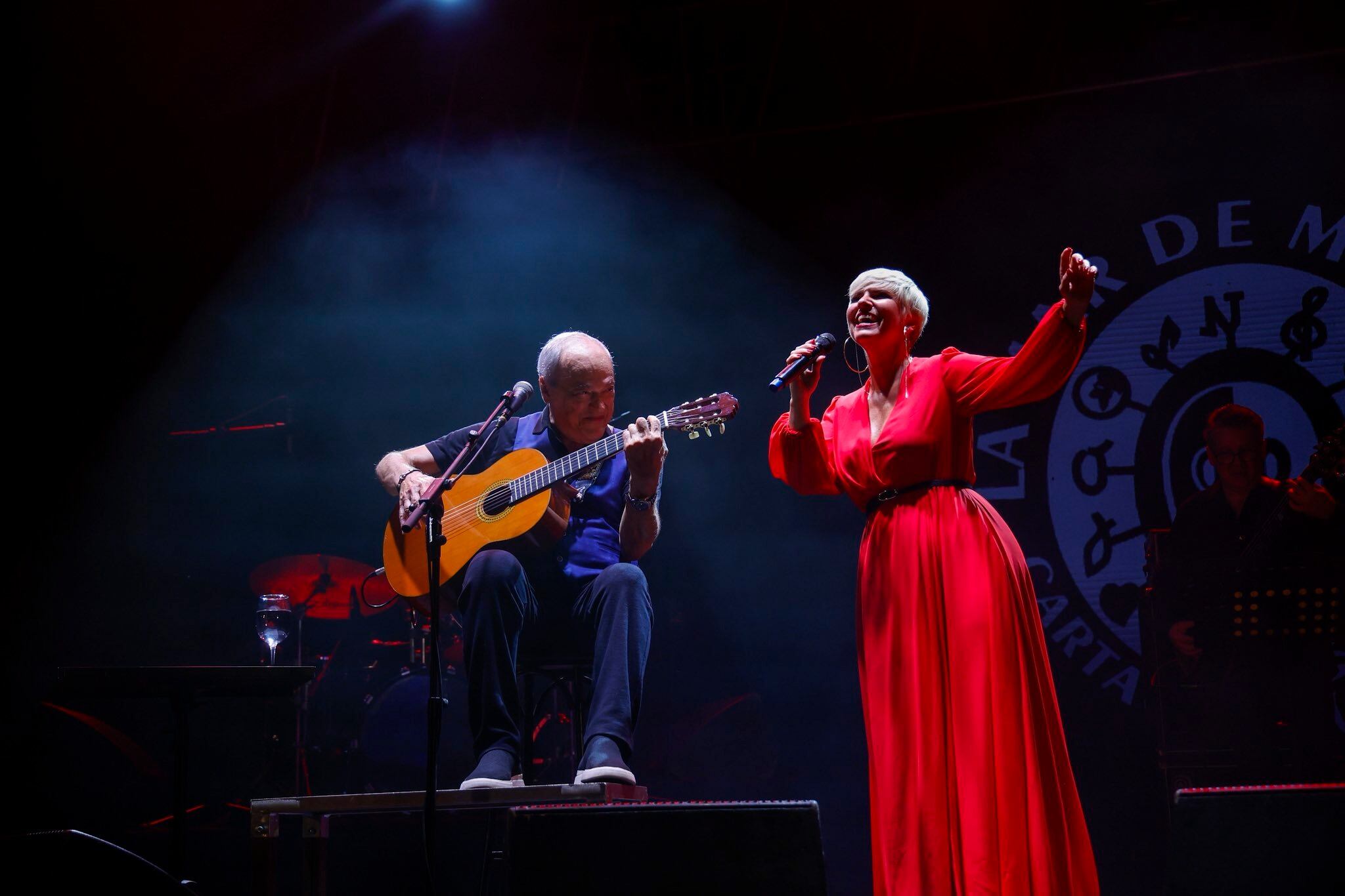 Pasión Vega canta junto a Toquinho