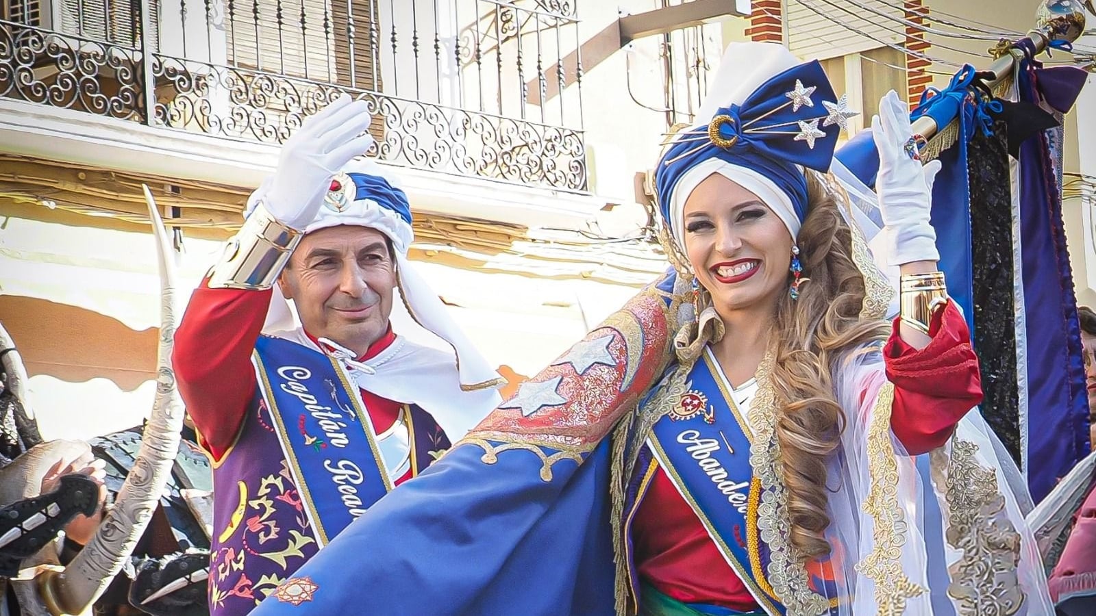 Benito Jurado y Cristina Jurado, capitán y abanderada de los Moros Realistas, con orgullo y emoción durante la Media Fiesta en Elda.