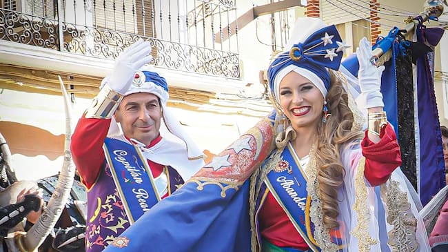 Benito Jurado y Cristina Jurado, capitán y abanderada de los Moros Realistas, con orgullo y emoción durante la Media Fiesta en Elda.
