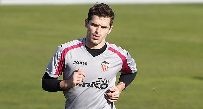 Gago se ejercita durante un entrenamiento con el Valencia