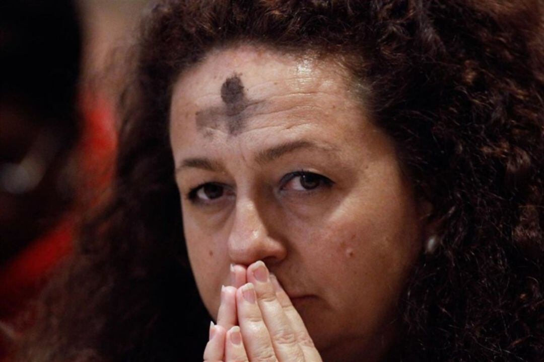 Primer plano de una mujer, con la ceniza impuesta en la frente