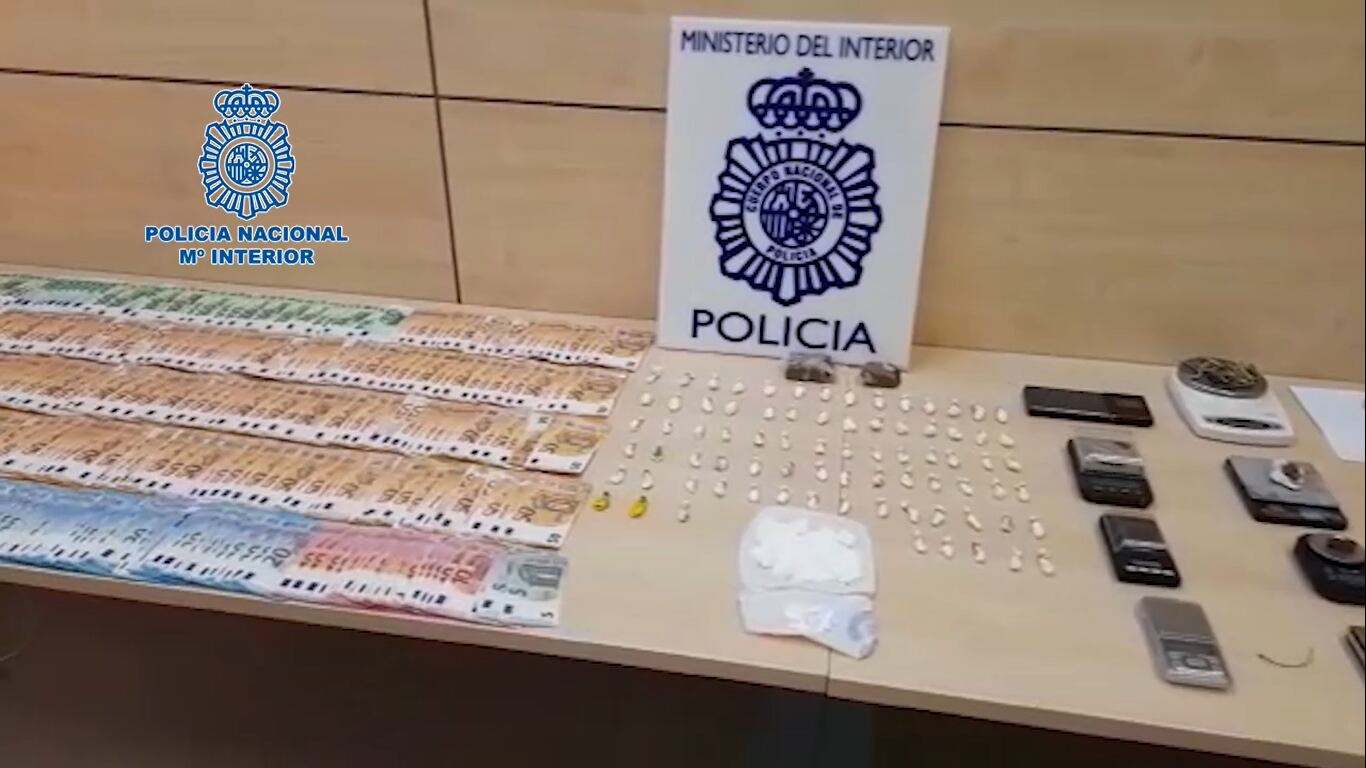 Dinero y otros objetos recaudados por la Policía Nacional en Águilas