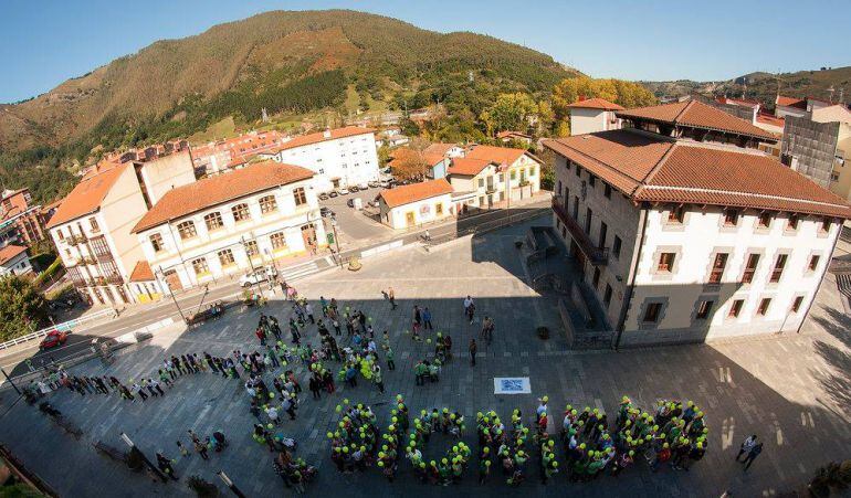 Cadena humana de los afectados por el requerimiento del Ayuntamiento de Alonsotegi, que les obliga a pagar 1,1 millones de euros por la urbanización de la plaza del doctor Madinabeitia.