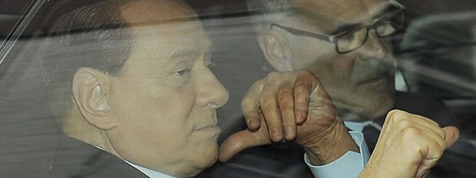 El primer ministro italiano, Silvio Berlusconi, llega en coche al Palacio de Justicia en Milán