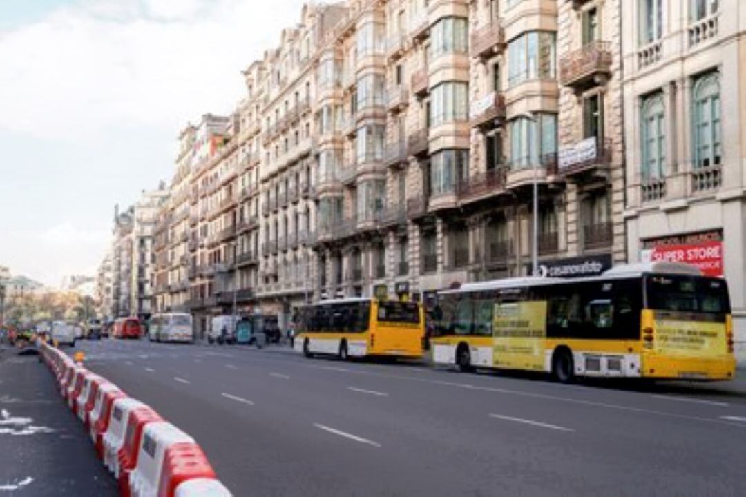 Autobusos interurbans a la ronda Universitat de Barcelona