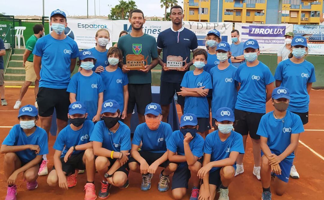 Finalistas con los recogepelotas del torneo.