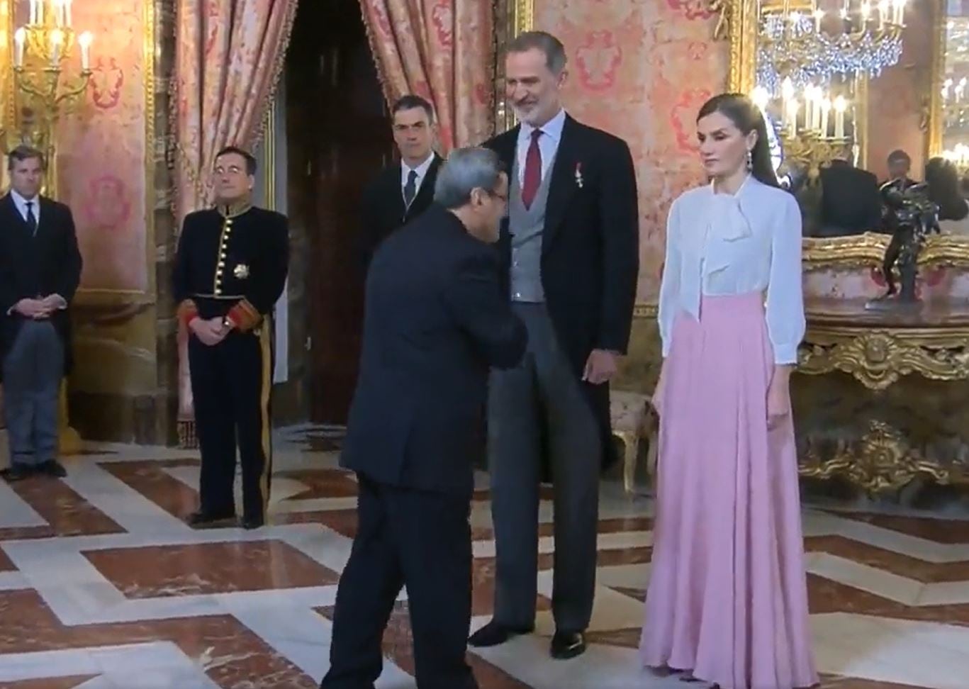 Momento en el que el embajador de Irán se niega a darle la mano a la reina Letizia en la recepción del Palacio Real