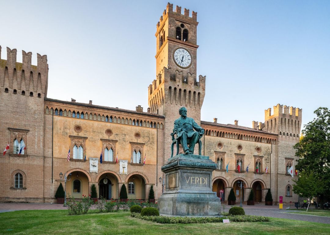 Estatua de Verdi frente al teatro que lleva su nombre en la localidad italiana de Busseto