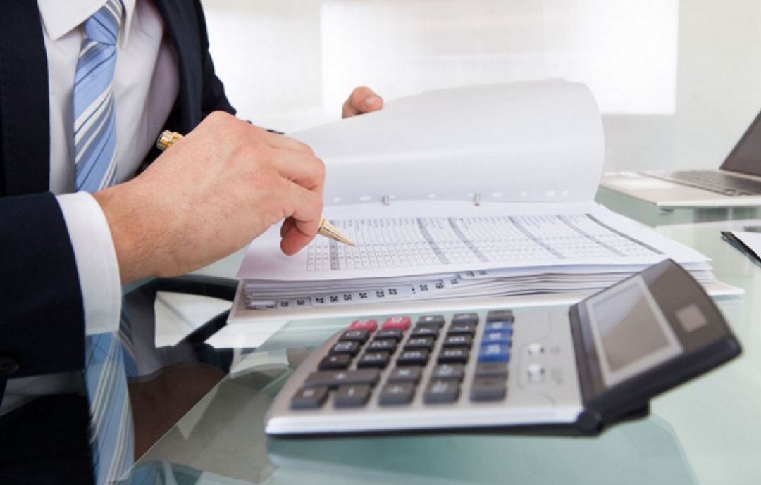 Un contable de una empresa mirando datos