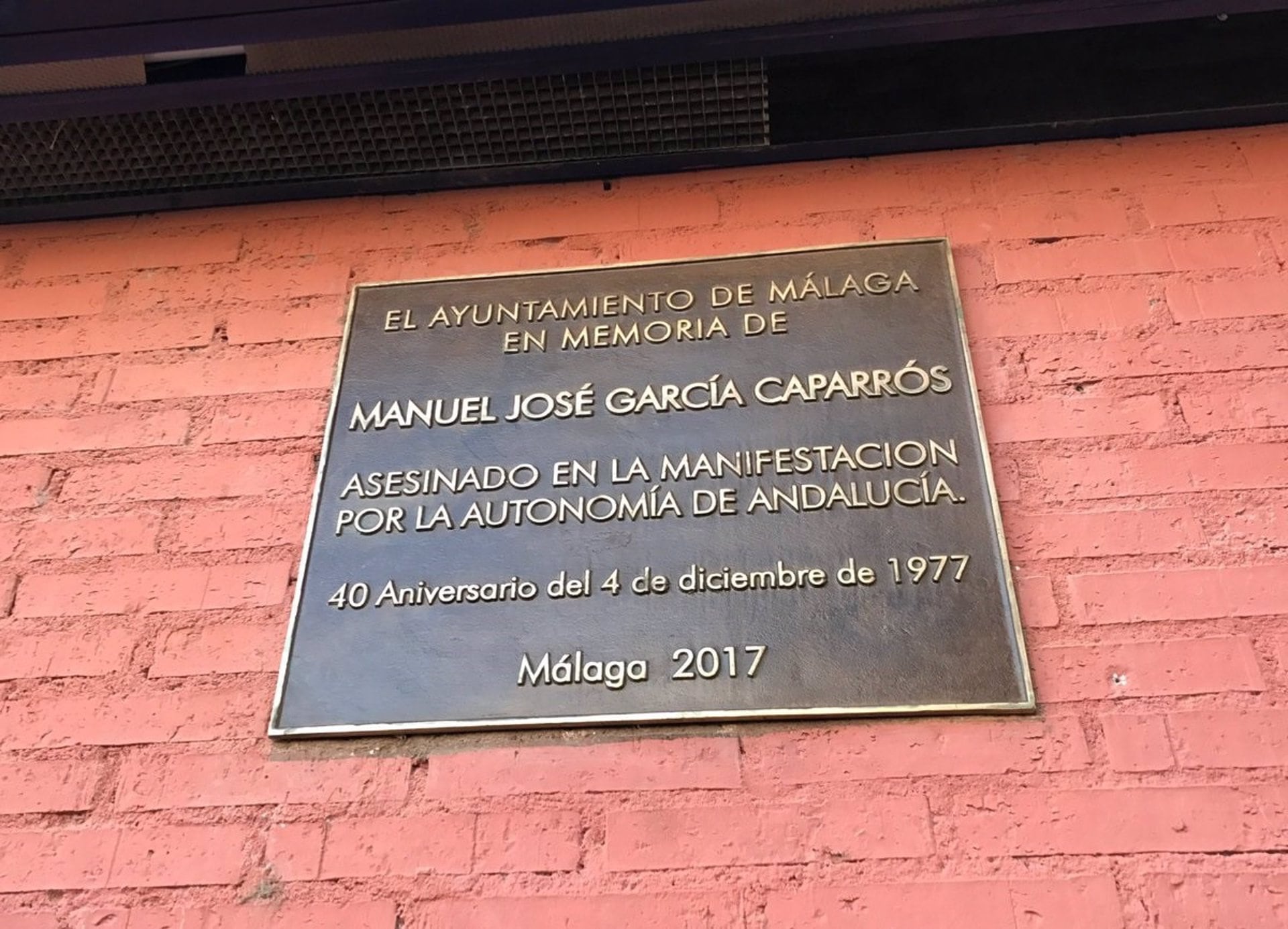 Placa Manuel José García Caparrós, nueva, 40 aniversario