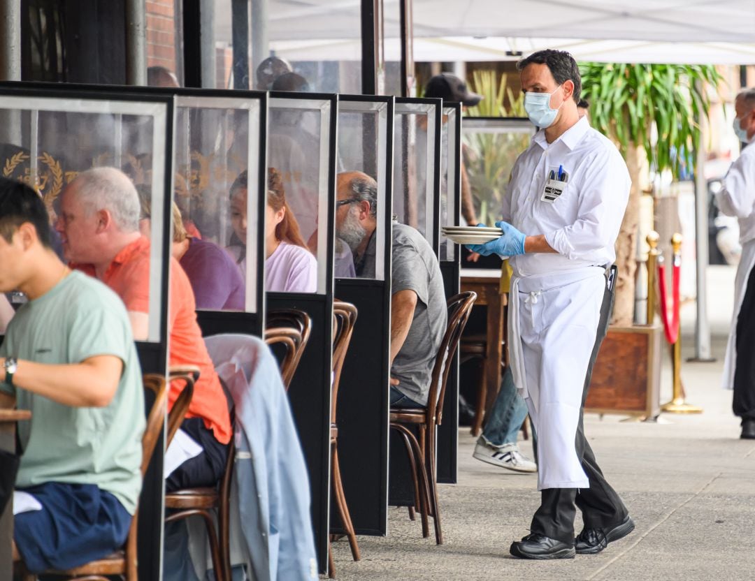 Un camarero en Nueva York sirve en las mesas.