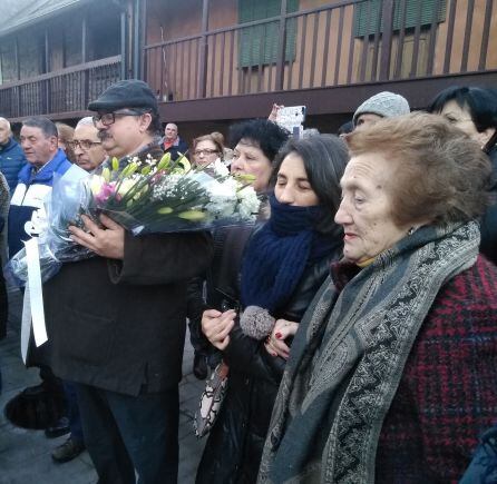 Vecinos  en el homenaje 