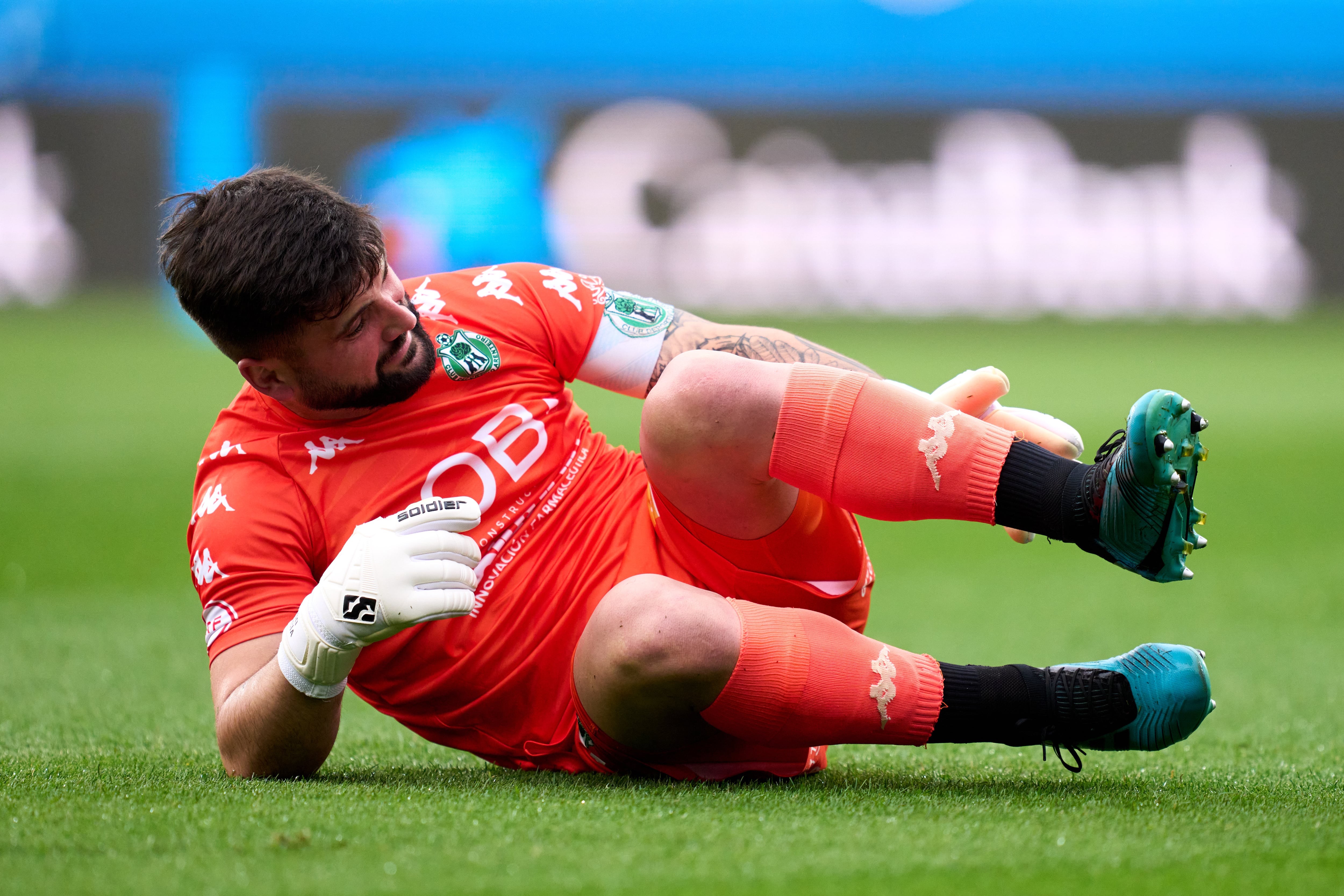 Diego García, portero del Arenteiro, lesionado durante el partido ante el Barça B