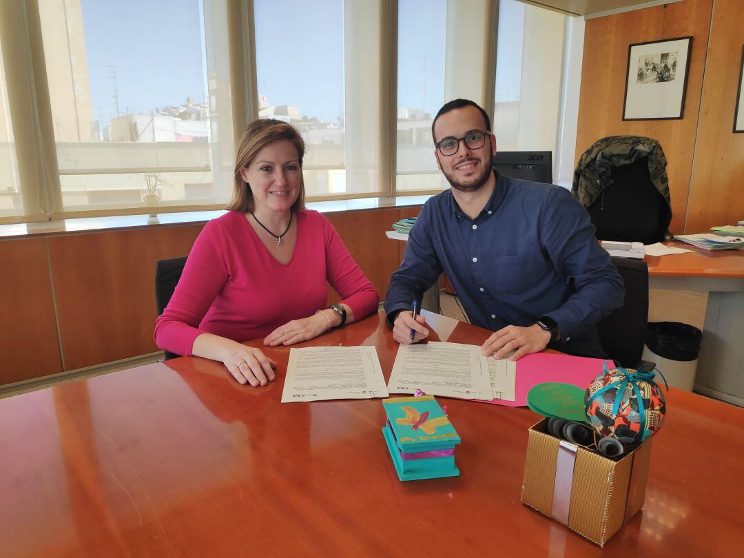 El momento de la firma del convenio con AEMIF