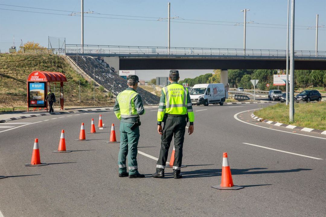 Guardia civil de tráfico controlando que se cumplen las restricciones de movilidad.