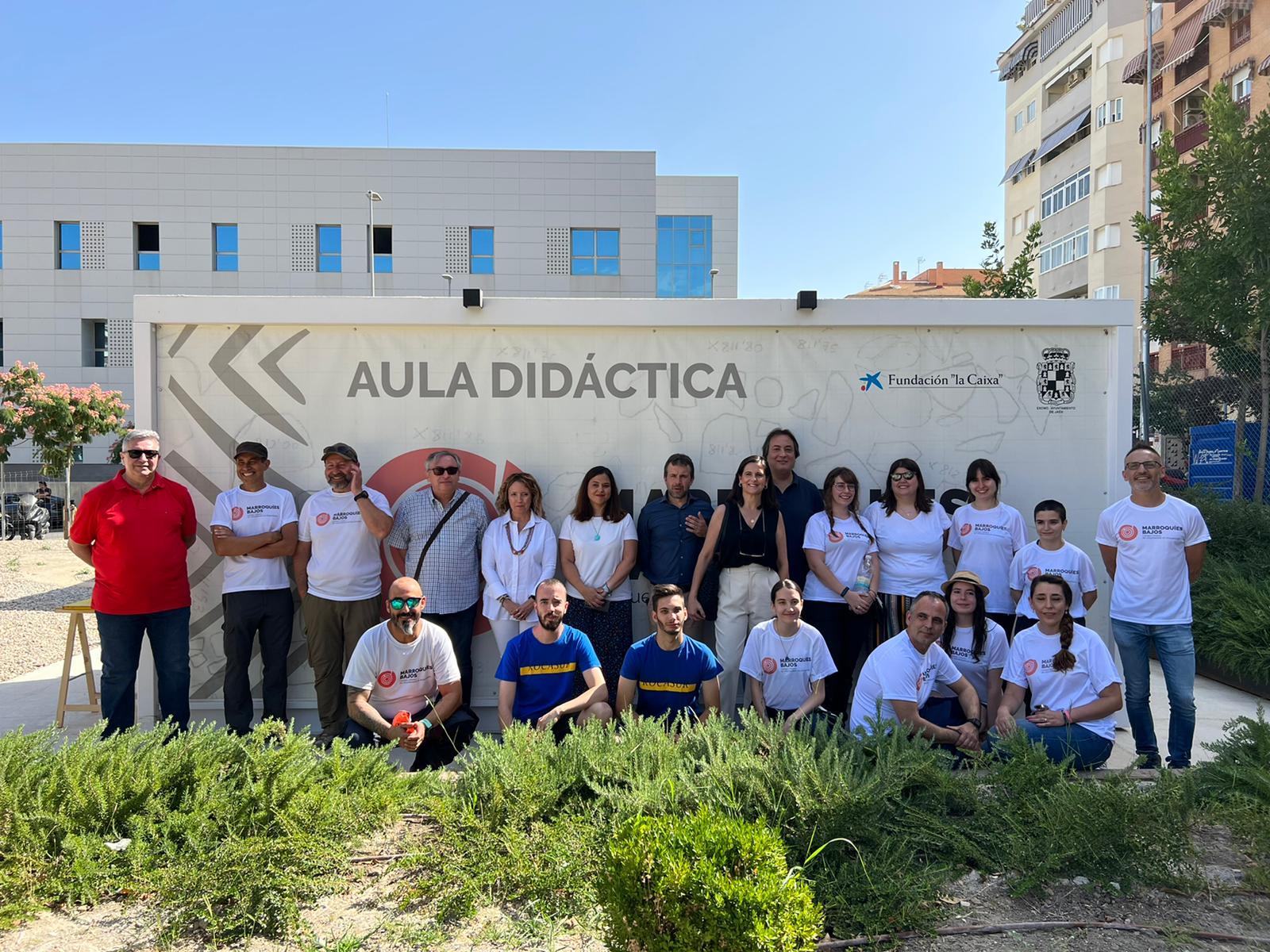 Foto de familia de los voluntarios de Marroquíes Bajos junto a autoridades.