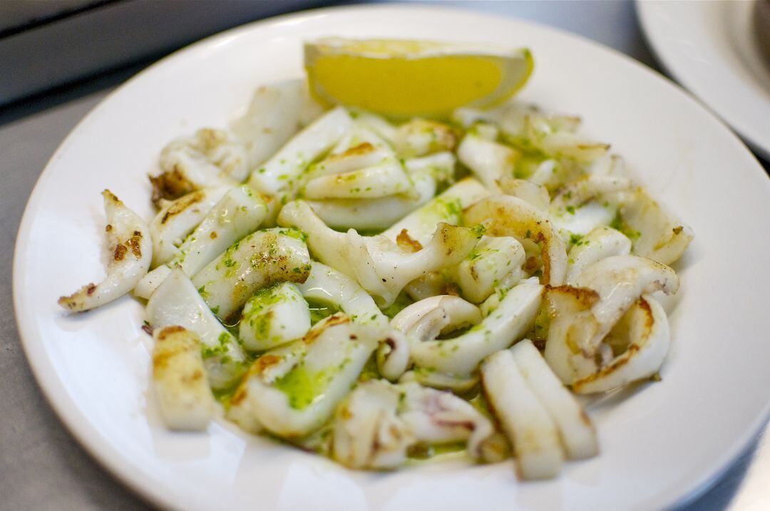 Plato típico de sepia