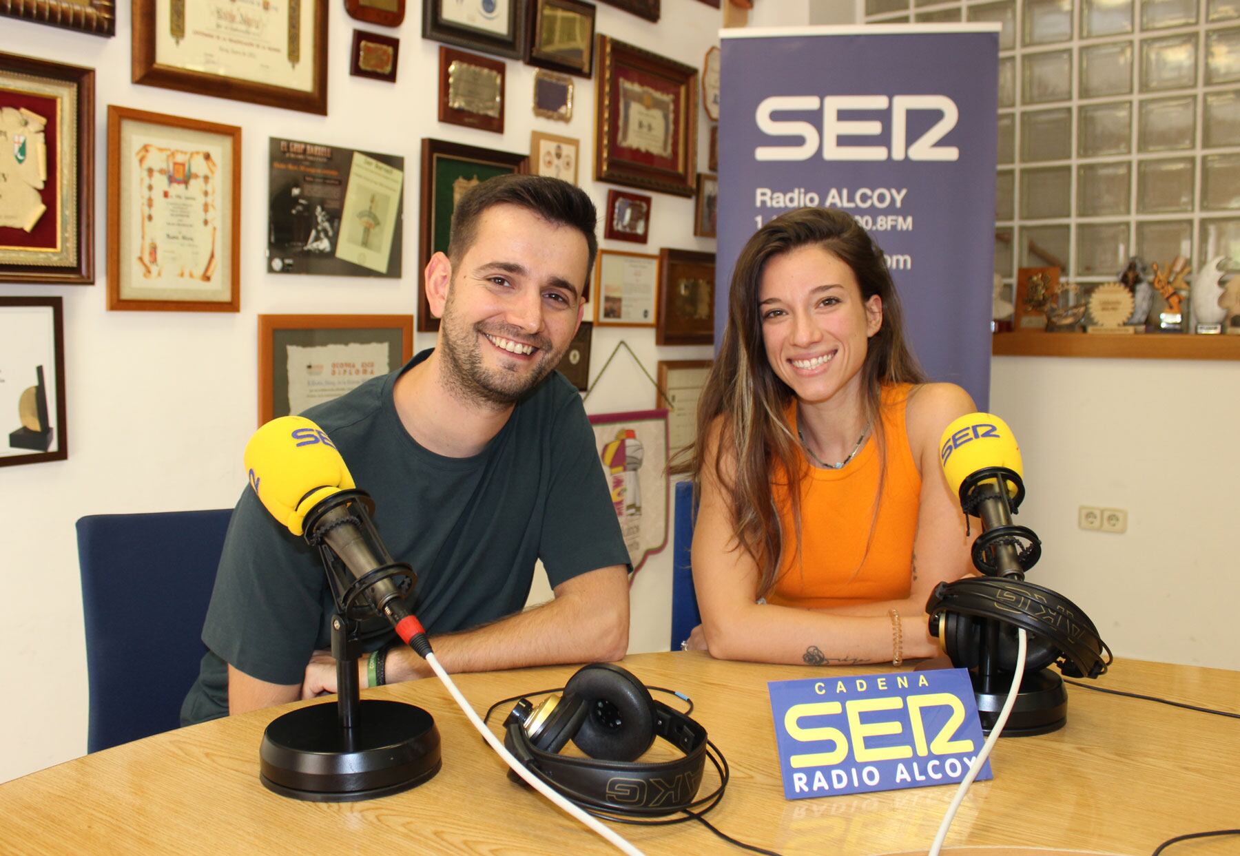 Jorge Hinojosa y Rebeca Bou, en el estudio central de Radio Alcoy