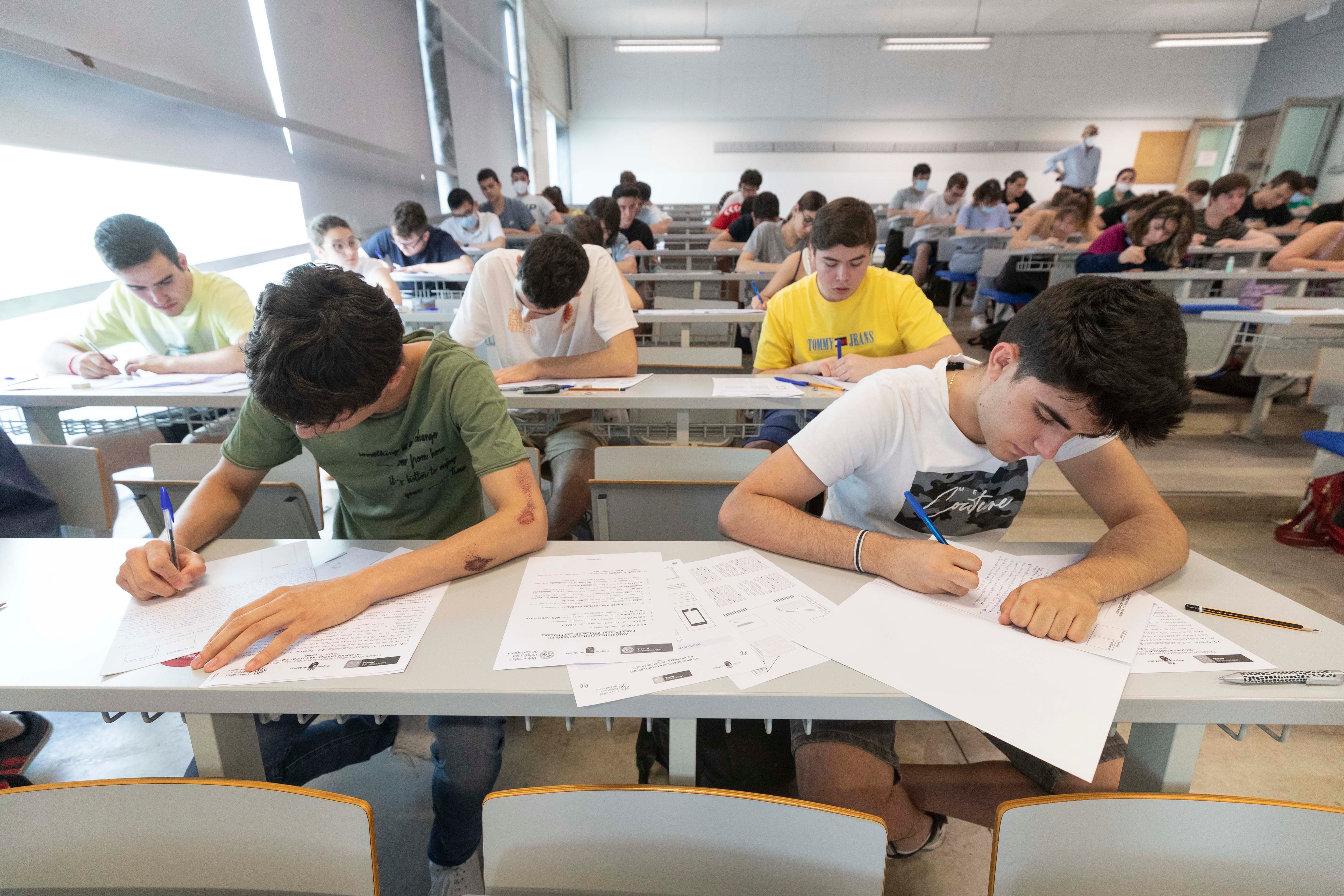 Alumnos realizando la prueba en 2022 EFE/Marcial Guillén