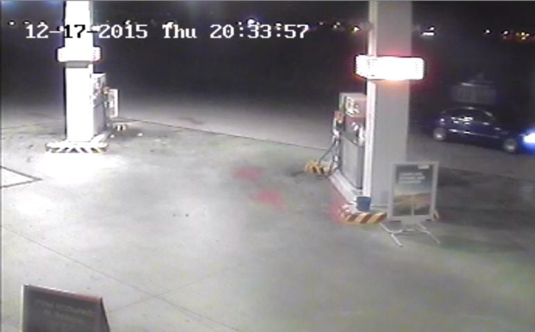 Captura de una cámara de seguridad de una gasolinera donde repostó un vehículo cuyo conductor presuntamente causó el accidente en la A-92 en Granada donde murió una mujer embarazada