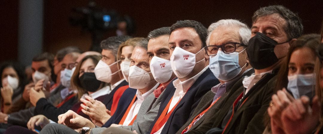 El secretario general del PSOE y presidente del Gobierno, Pedro Sánchez (c), y el secretario general del PSdeG, Valentín González Formoso (4d), en la primera jornada del 14º Congreso del PSdeG, en el Palacio de Congresos y Exposiciones de Galicia, a 7 de