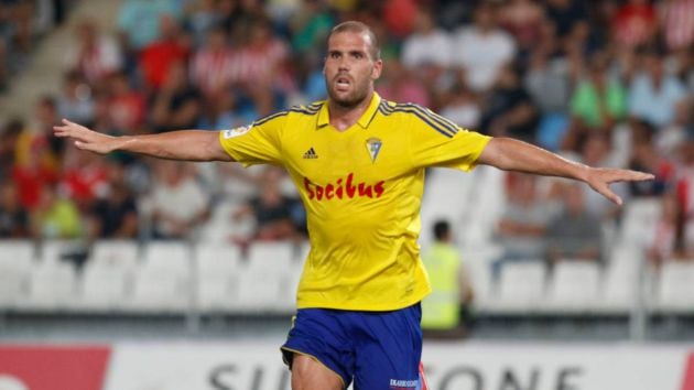 Ortuño celebra uno de los 17 goles que marcó en Segunda con el Cádiz