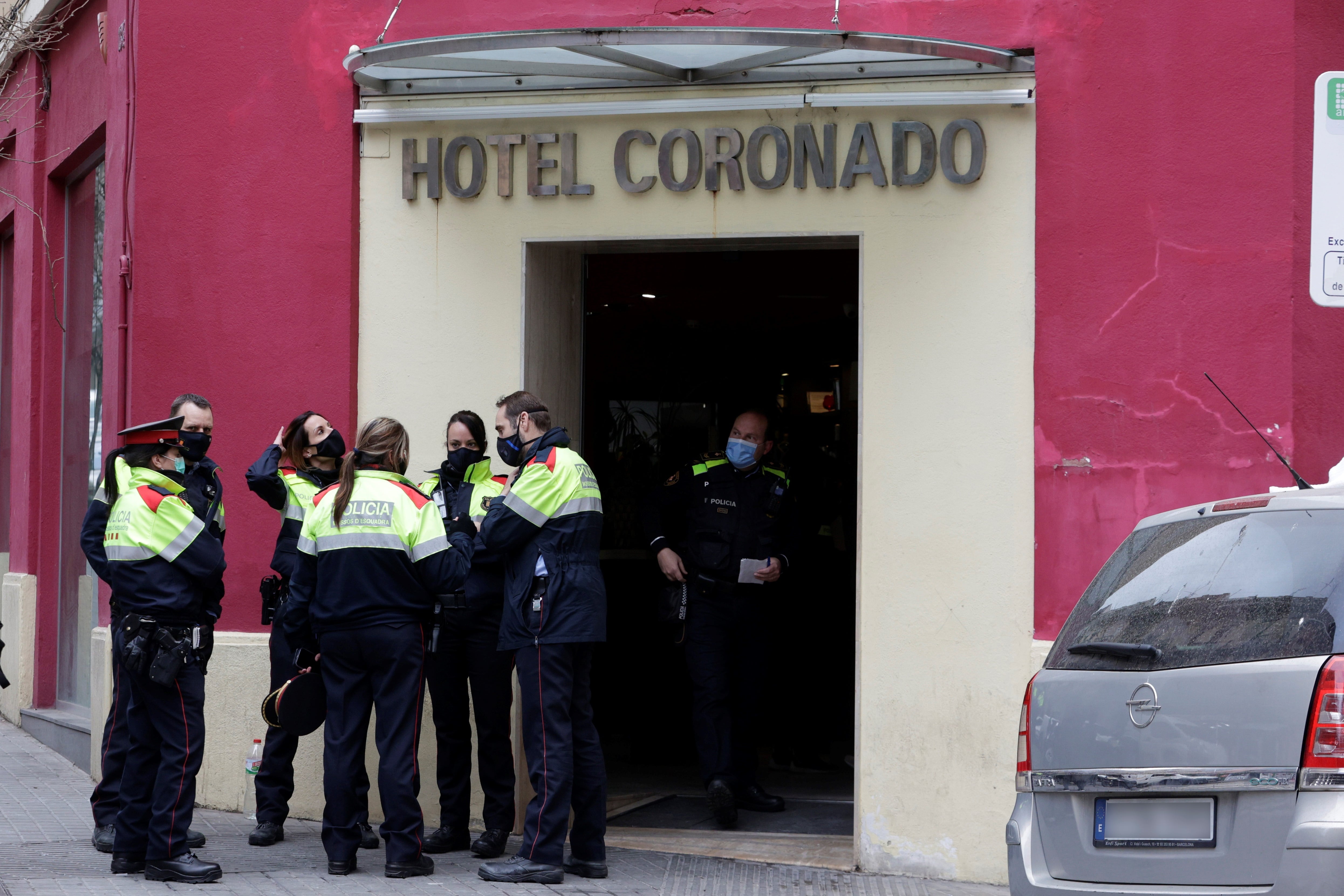 BARCELONA, 12/02/2022.-Una persona ha resultado herida crítica, dos graves y otras dos de diversa consideración en un incendio en un hotel de Barcelona, donde dos clientes han saltado por la ventana desde una tercera planta para huir de las llamas. El incendio, que ya ha podido ser extinguido, se ha iniciado, por motivos que investigan los Mossos d&#039;Esquadra, hacia las 12.55 horas en una habitación de la tercera planta del hotel, que ha sido evacuado, situado en la calle Nou de la Rambla.
