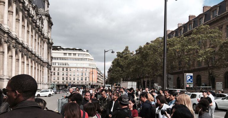 Turistas y medios de comunicación pendientes de la semana de la moda en Paris