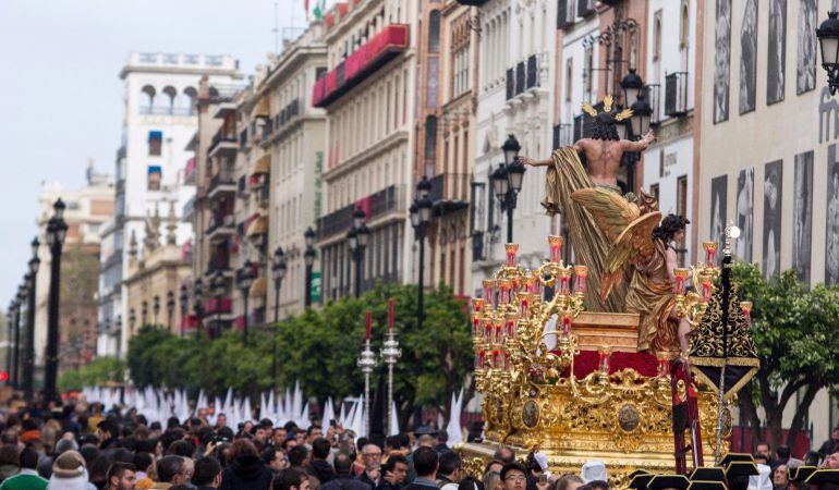 El paso del Señor Resucitado por la Avenida de la Constitución