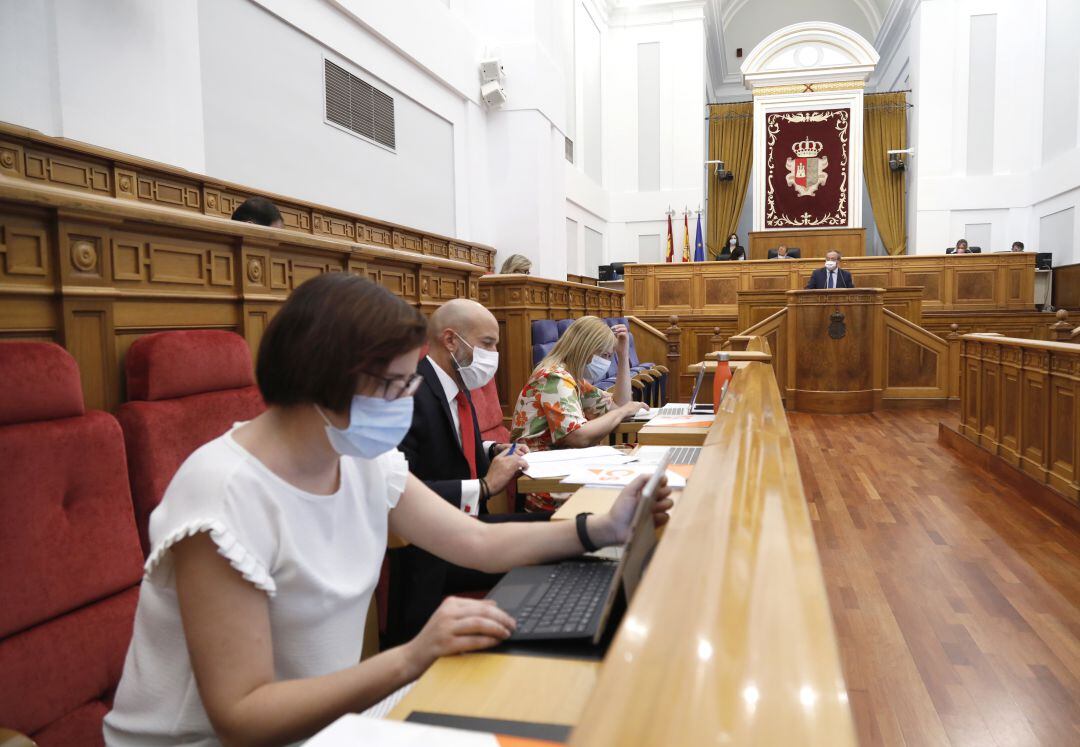 El consejero de Hacienda y Administraciones Públicas, Juan Alfonso Ruiz Molina, durante el debate sobre la ley del juego. En primer término, el grupo parlamentario de Ciudadanos