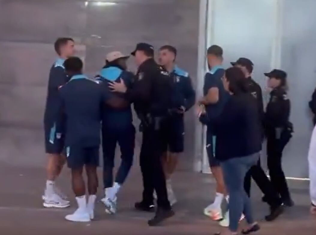 Yvan Neyou es sujetado por la Policía tras ser insultado por aficionados del Leganés