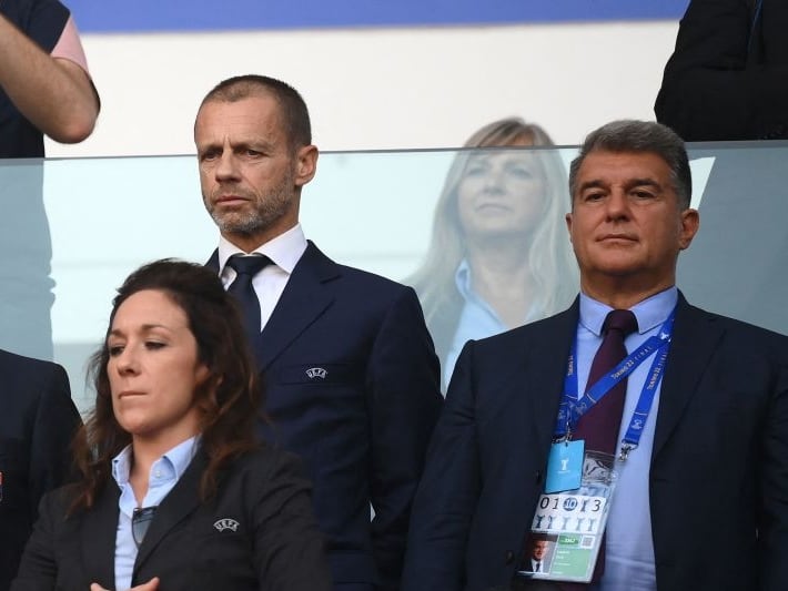 Aleksander Ceferin, presidente de la UEFA y Joan Laporta, presidente del FC Barcelona, durante un partido de Champions Femenina