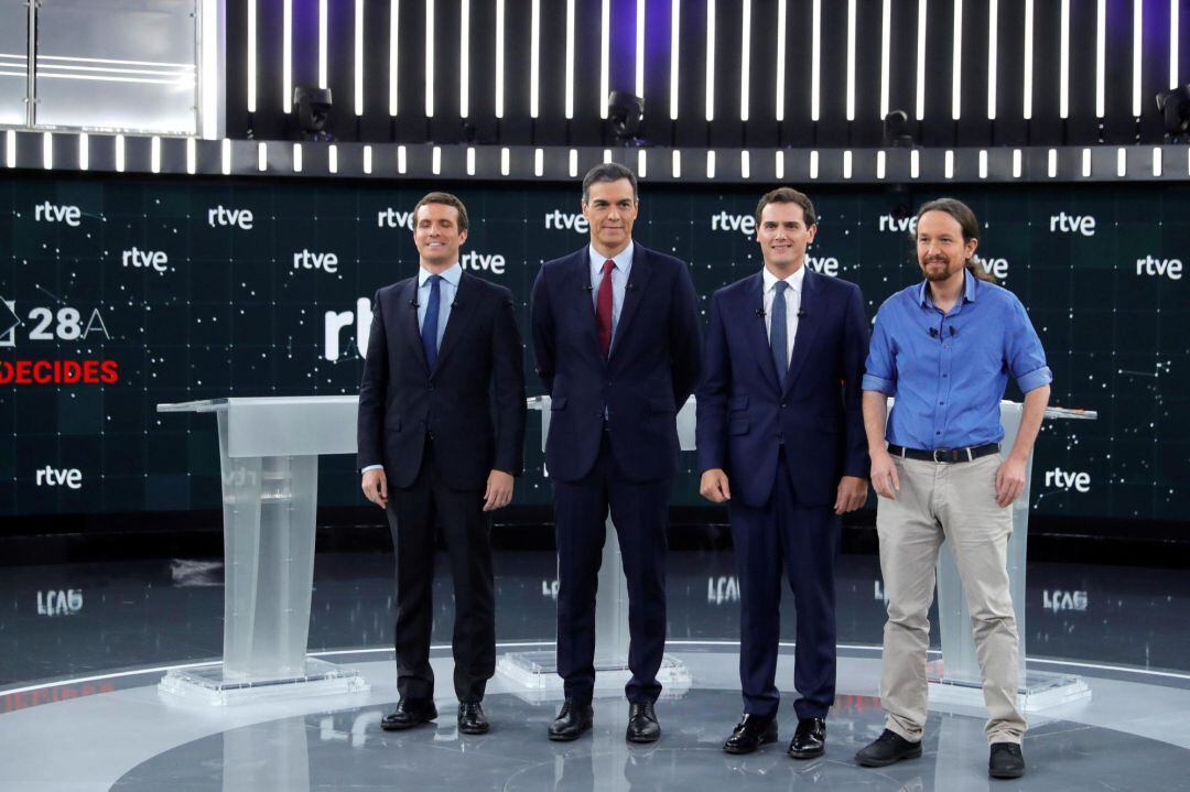 (De izq a dcha) Los principales candidatos a la Presidencia del Gobierno en las elecciones generales, Pablo Casado (PP), Pedro Sánchez (PSOE), Albert Rivera (Cs) y Pablo Iglesias (Unidas Podemos), en el Estudio 1 en Prado del Rey, momentos antes del comienzo del primer debate a cuatro entre los principales líderes políticos que aspiran a llegar.