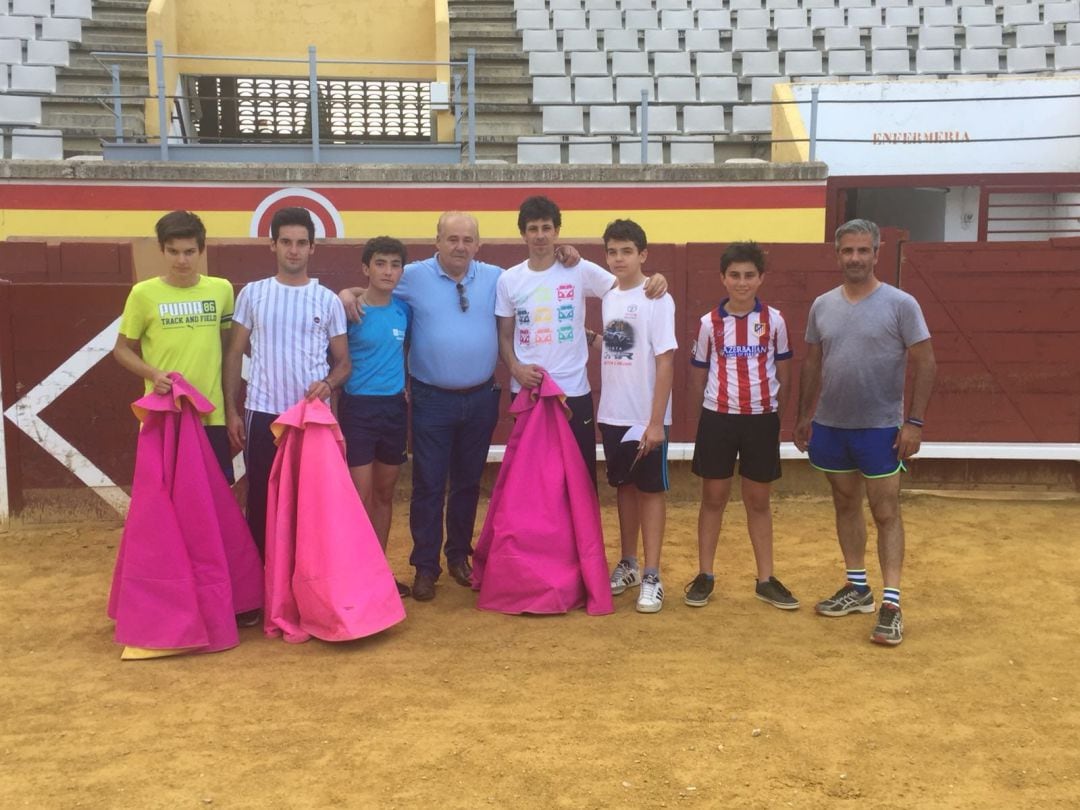 Foto de archivo de la Escuela Taurina de Palencia. Juan Cantora, banderillero palentino (dcha de la imagen), es su responsable