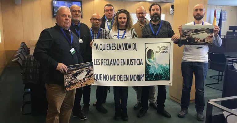 Concejales de Ganemos Pegalajar, Izquierda Unida, miembros de la Asociación Vecinal Fuente de la Reja y el alcalde del municipio, en su visita al Congreso de los Diputados.