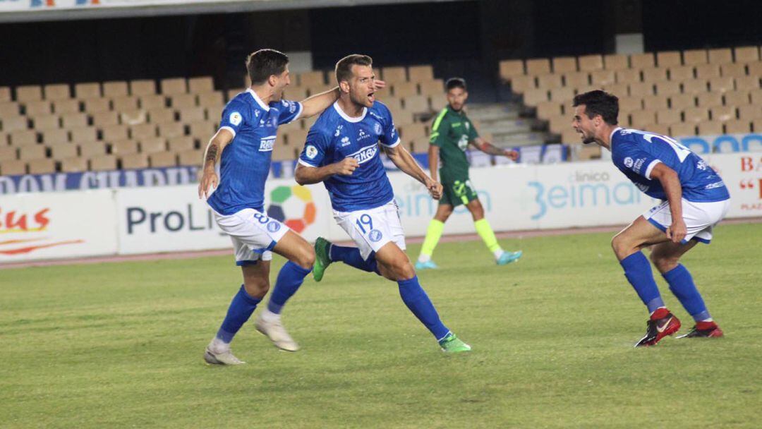 Máyor celebra con sus compañeros el gol ante el Rota