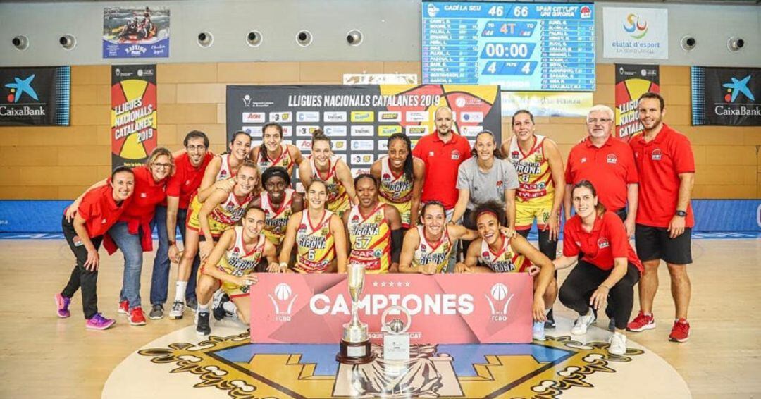 Les campiones, amb el títol.