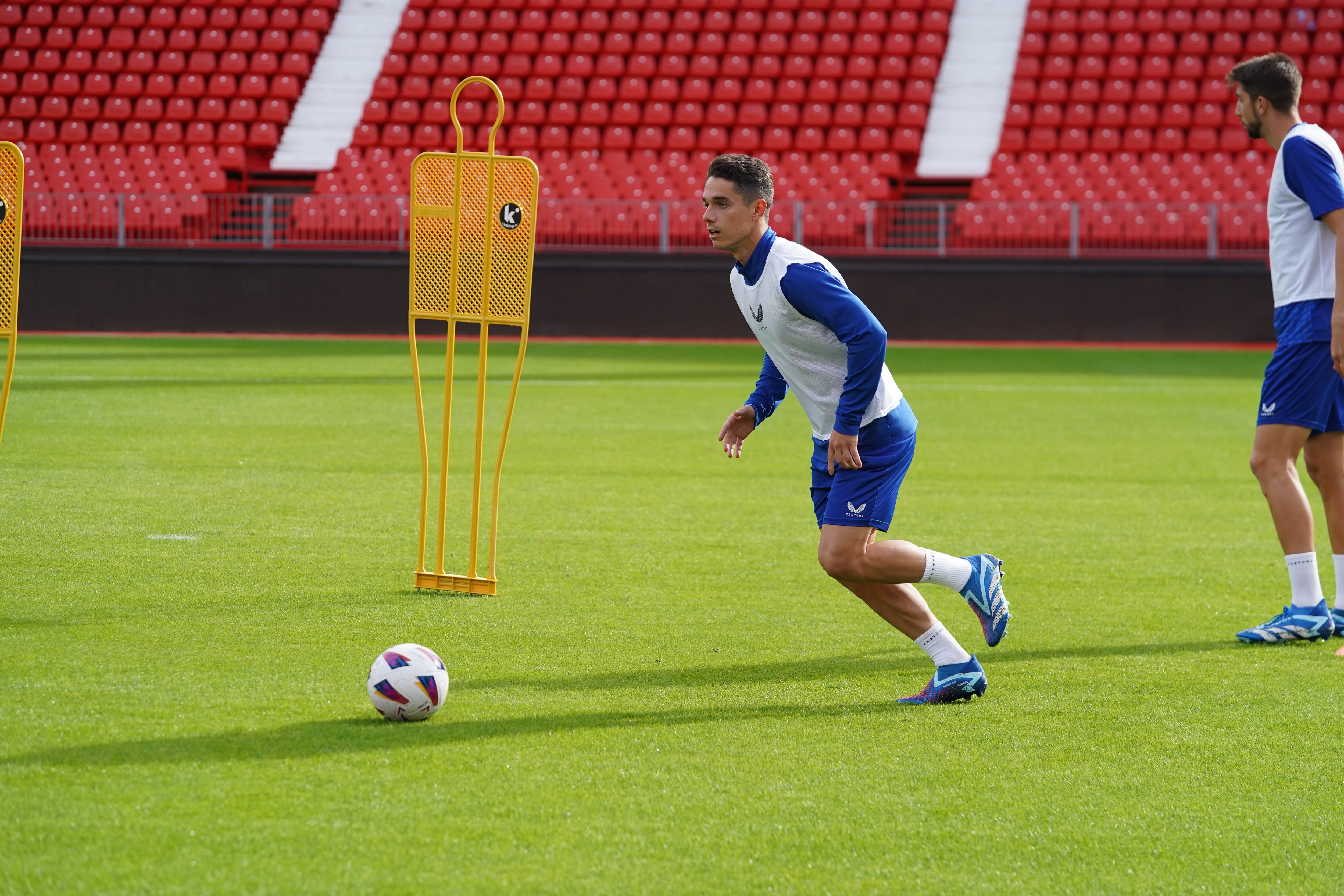 Arribas en el entrenamiento del Estadio de los Juegos Mediterráneos. Se ha convertido en el Pichichi del Almería con cinco goles en trece jornadas.