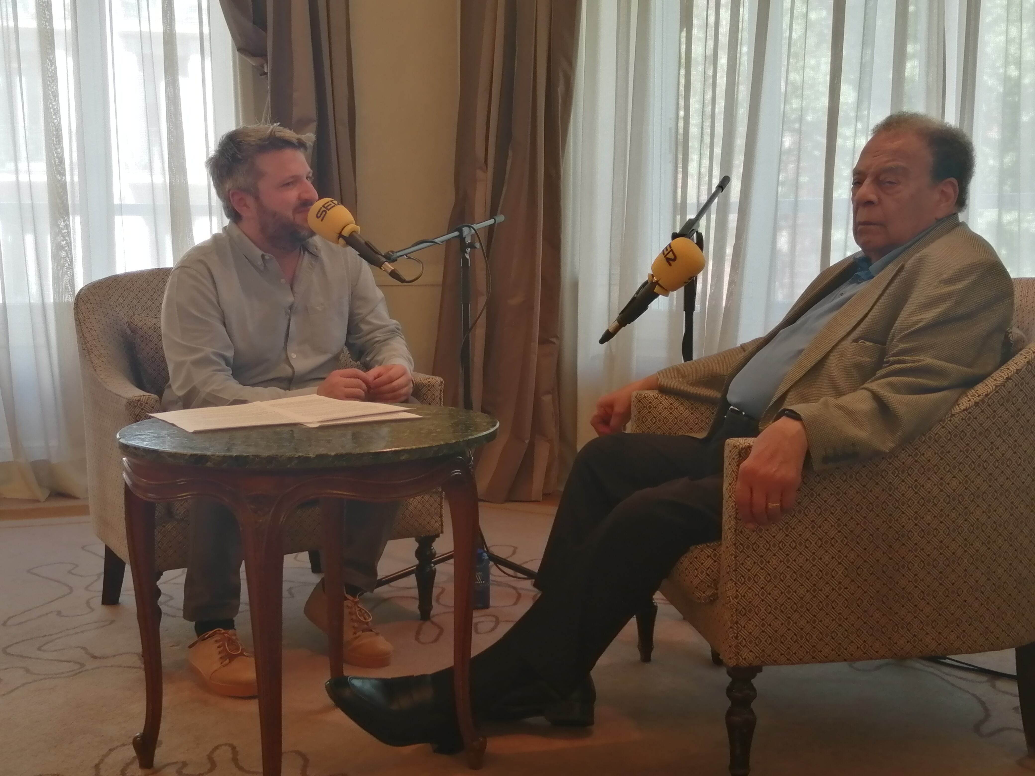 Aimar Bretos y Andrew Young durante la entrevista en Madrid